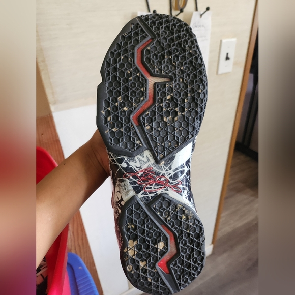 Nike LeBron 11 Graffiti size: 13 white/black- red logo - Picture 5 of 6